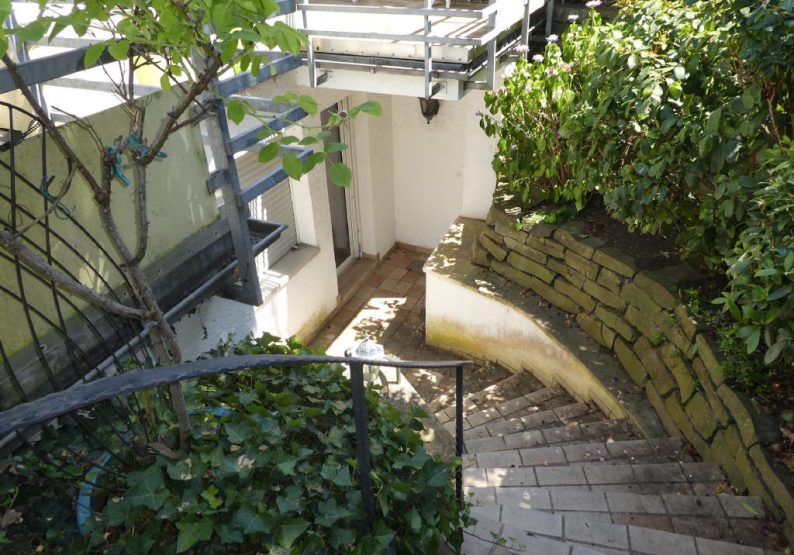 Treppenabgang aus dem Garten in den Keller