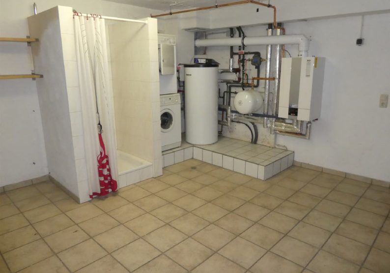Waschküche-Heizungsraum mit Dusche