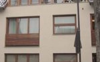 Strassenansicht mit Fenster im EG.